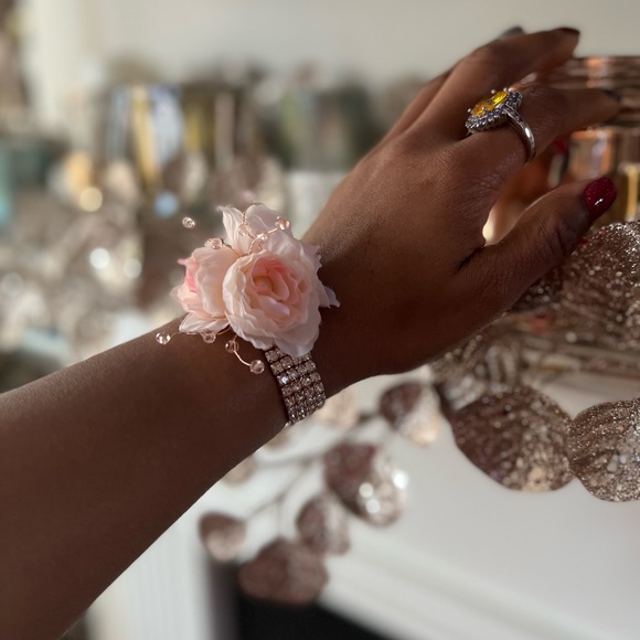 “Regal” Pink Floral Stretch Bracelet - Picture 5 of 8
